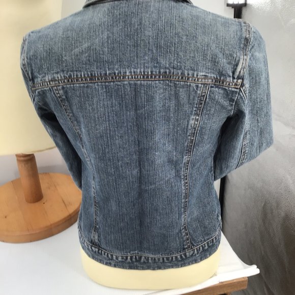 Ann Taylor Denim Jacket, size XS. Perfect wear and color - Picture 4 of 10